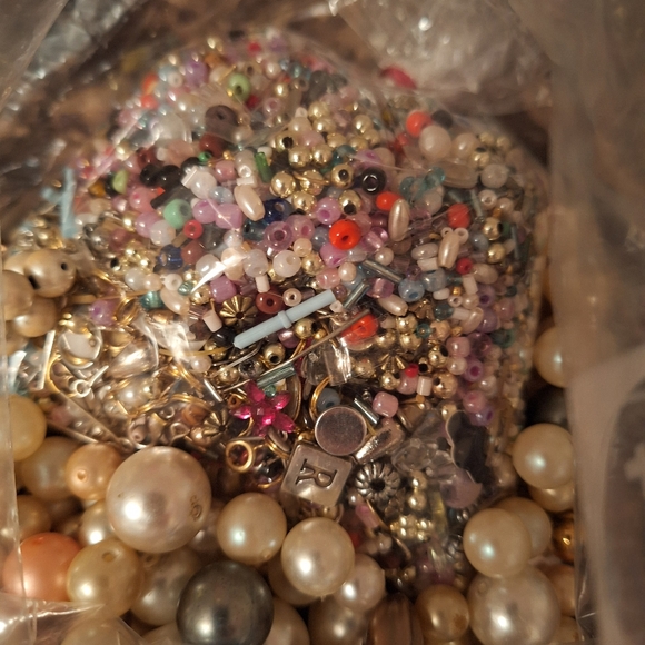 BEAD Lovers Wanted!  3.5  lbs of Vintage to Now MOSTLY BEADS - Make Jewelry! - Picture 2 of 5